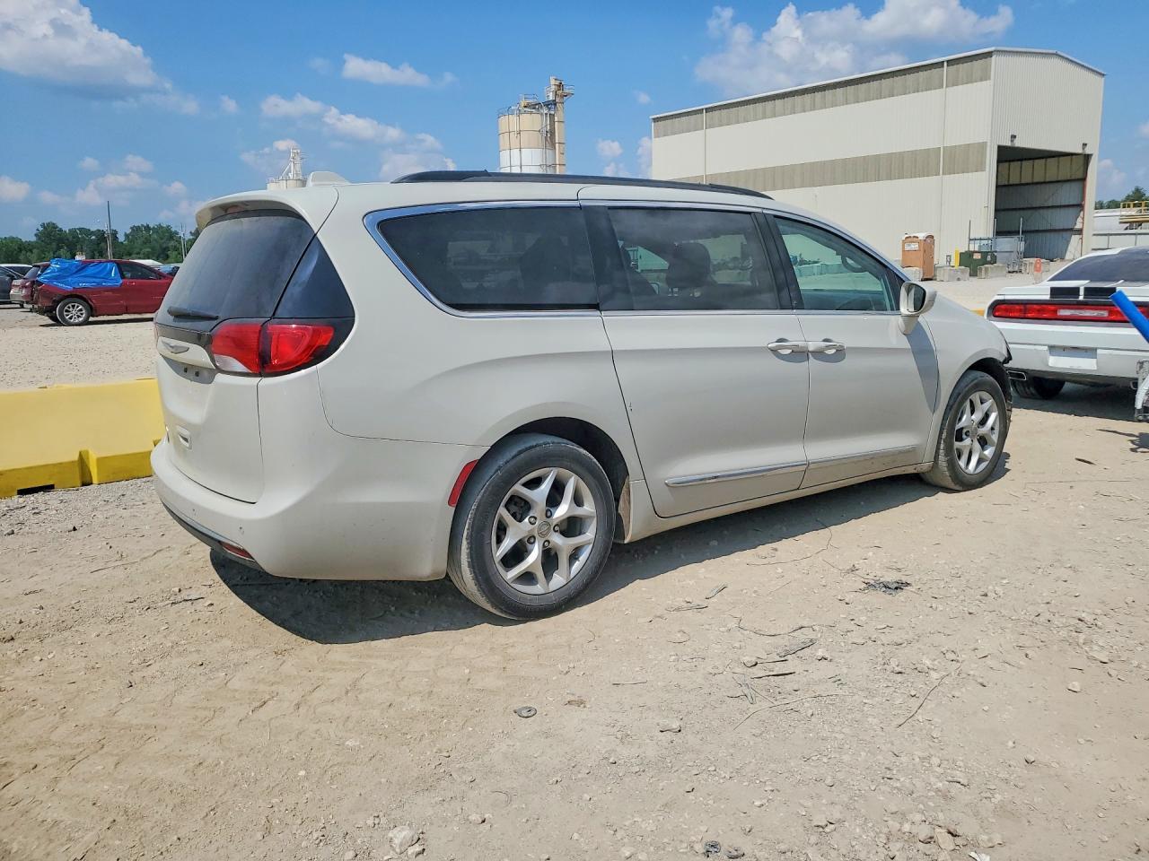 2017 Chrysler Pacifica Touring L - Image 3