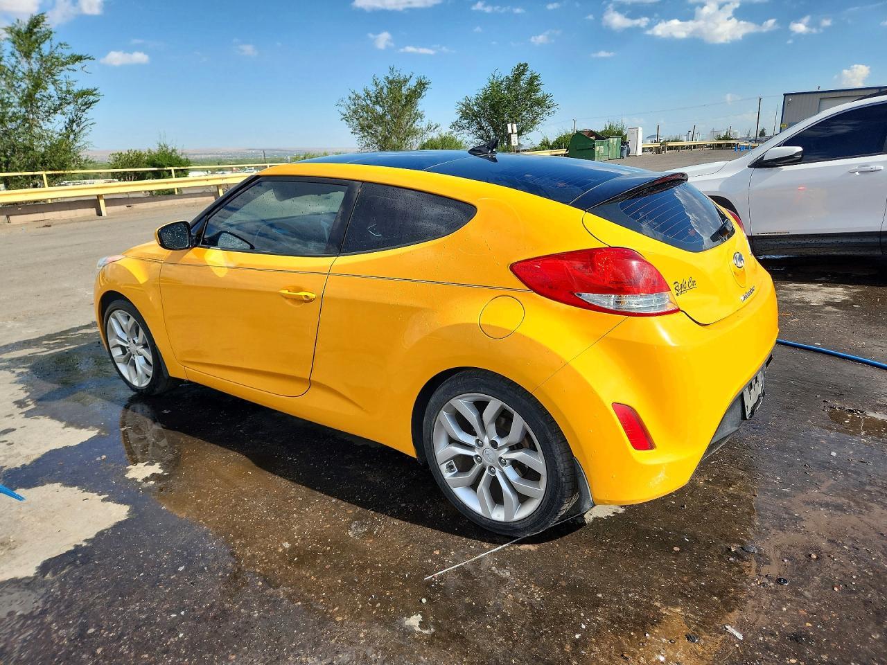 2013 Hyundai Veloster Base - Image 2