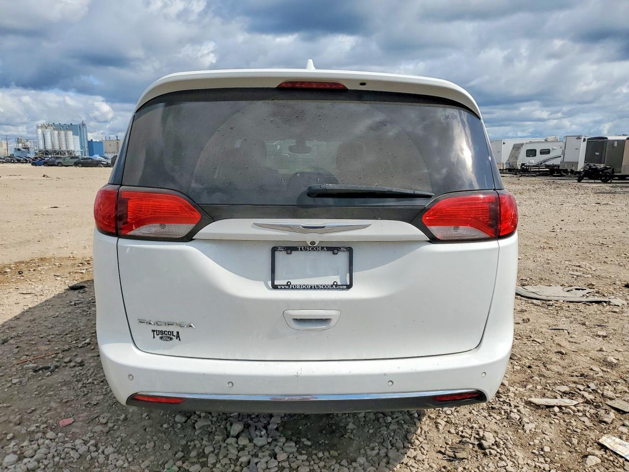 2017 Chrysler Pacifica Touring L - Image 6