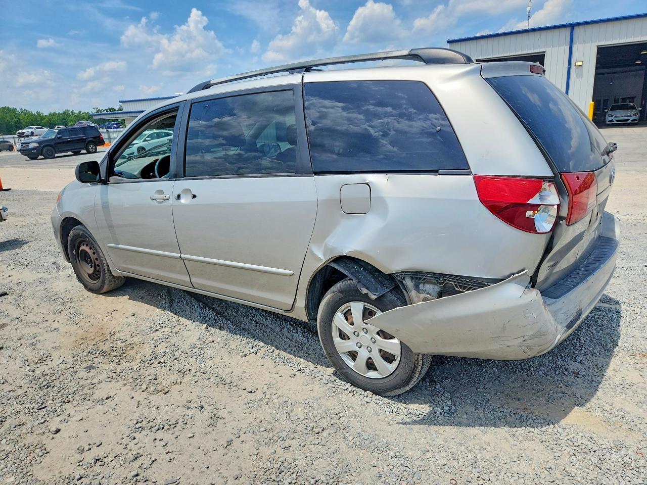 2004 Toyota Sienna Le 8 Passenger - Image 2