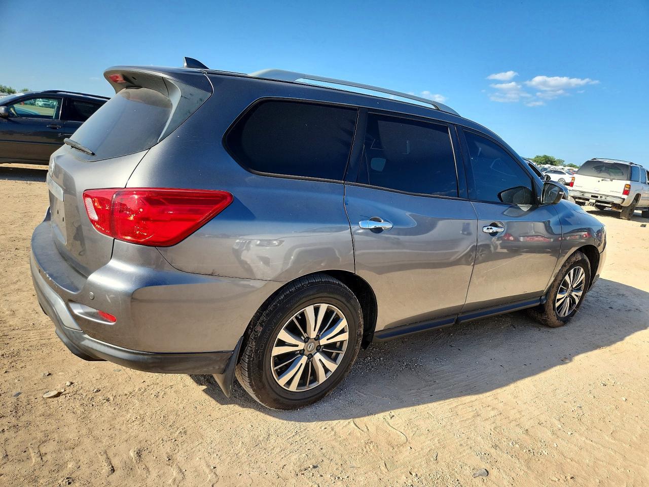 2019 Nissan Pathfinder S - Image 3