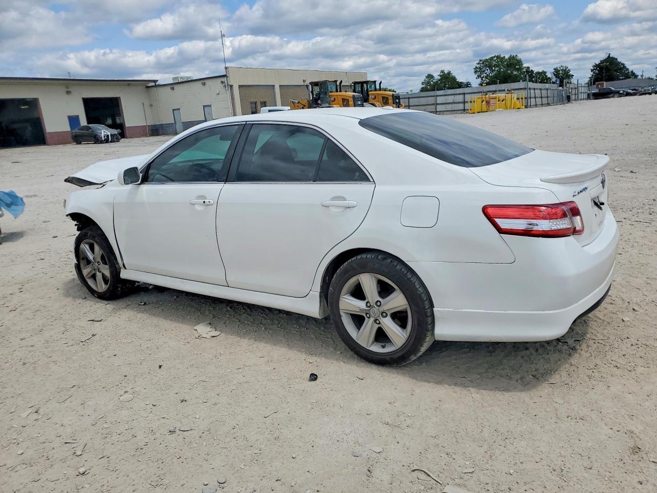 2011 Toyota Camry Se - Фото 2
