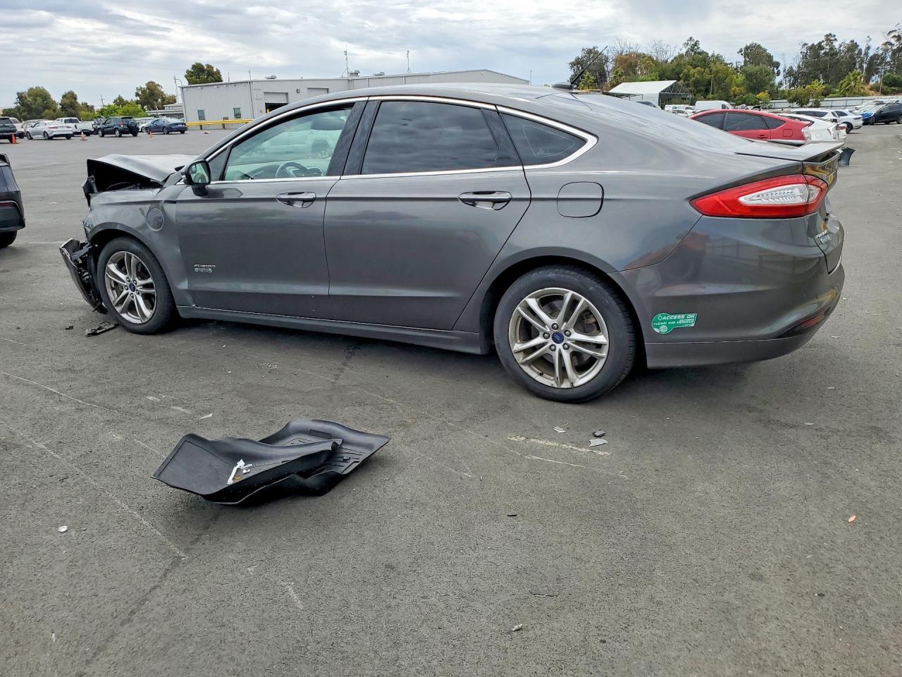 2016 Ford Fusion Titanium Phev - Image 2