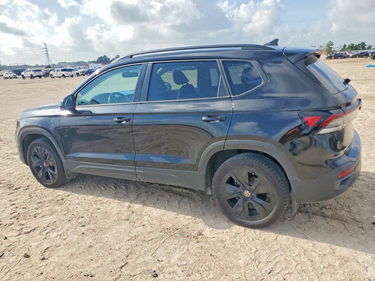 2025 Volkswagen Taos Se Black - Фото 2