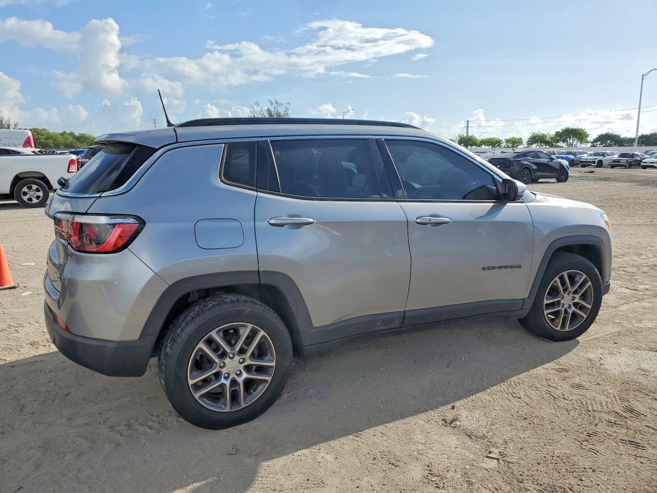 2018 Jeep Compass Latitude - Image 3