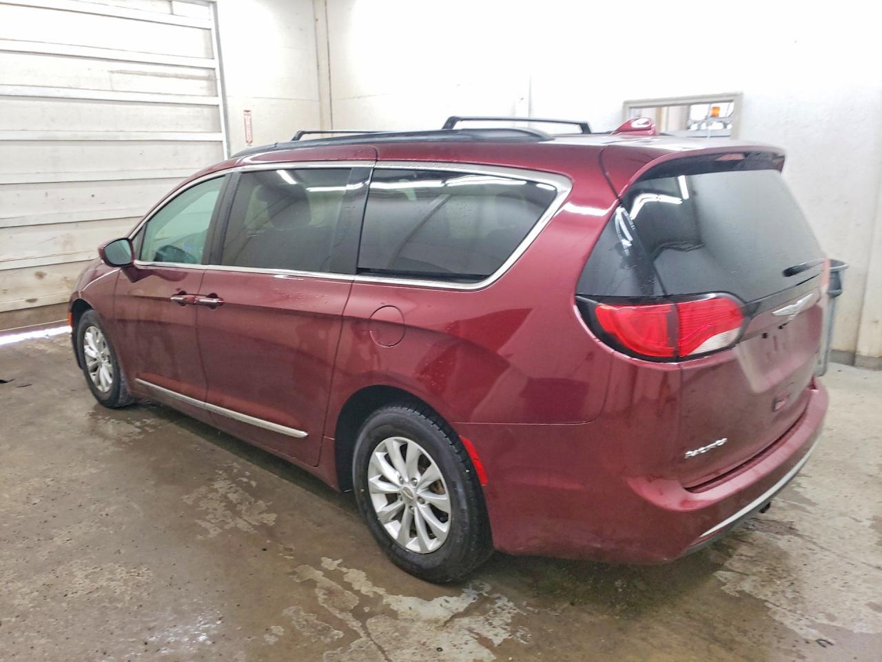 2017 Chrysler Pacifica Touring L - Фото 2