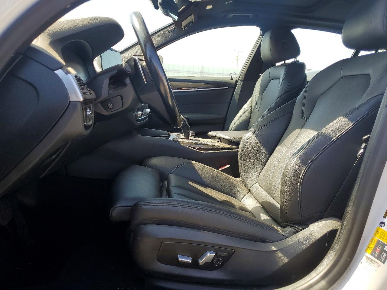 2020 BMW 530E - Фото 7