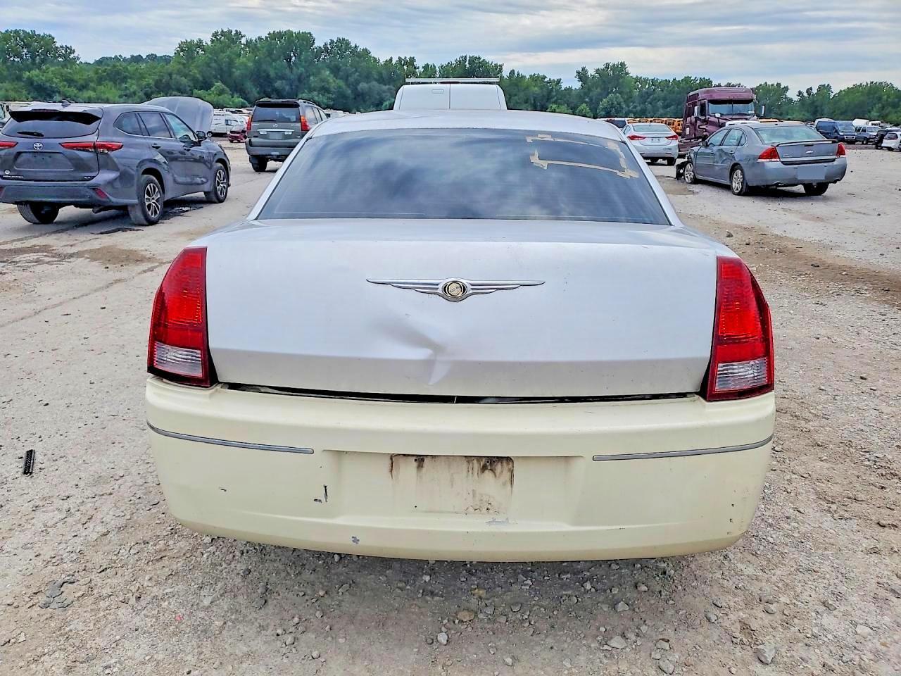2006 Chrysler 300 Touring - Image 6