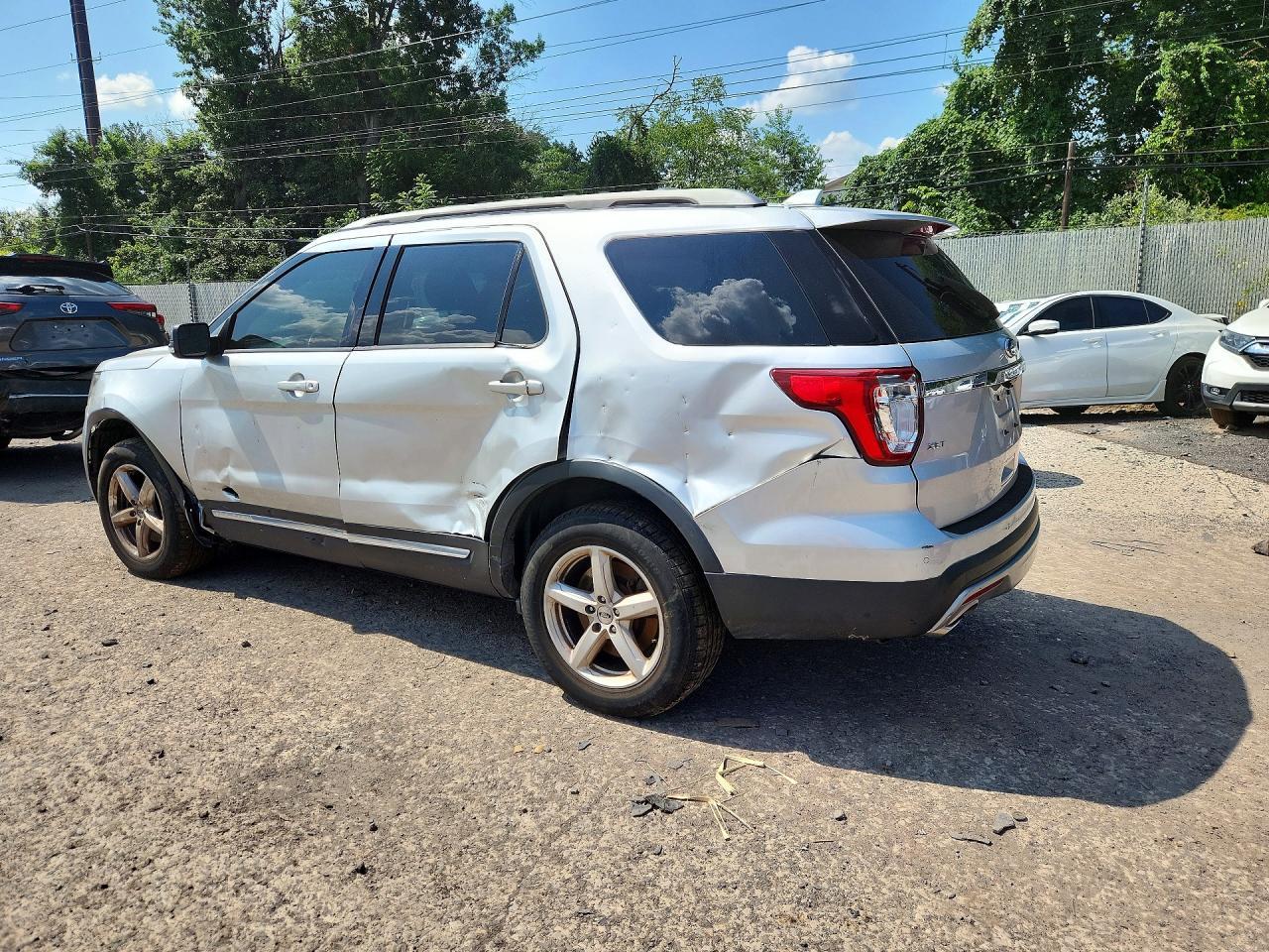 2016 Ford Explorer Xlt - Image 2
