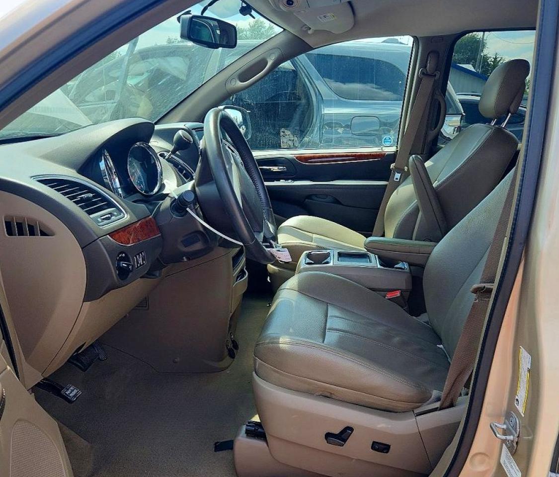 2014 Chrysler Town & Country Touring - Image 7