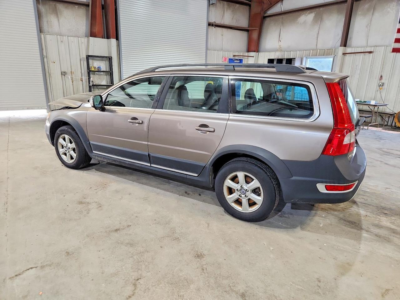 2010 Volvo Xc70 - Image 2