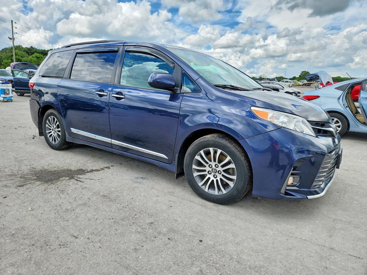 2018 Toyota Sienna Xle 8-Passenger - Image 4
