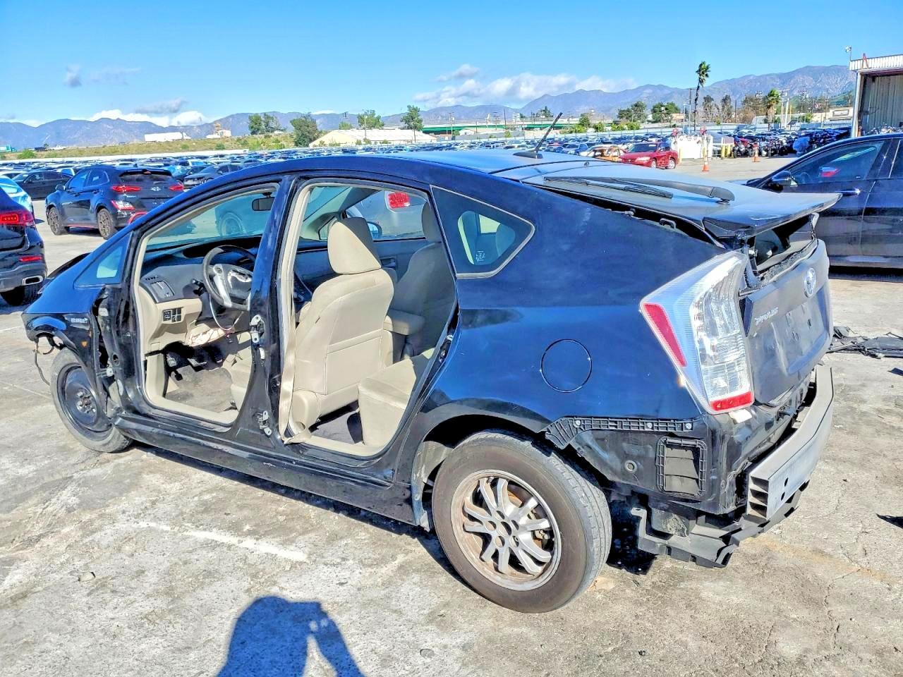 2011 Toyota Prius Three - Фото 2