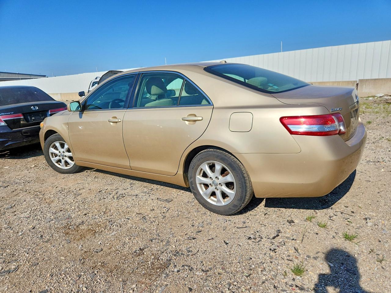 2011 Toyota Camry Le - Фото 2