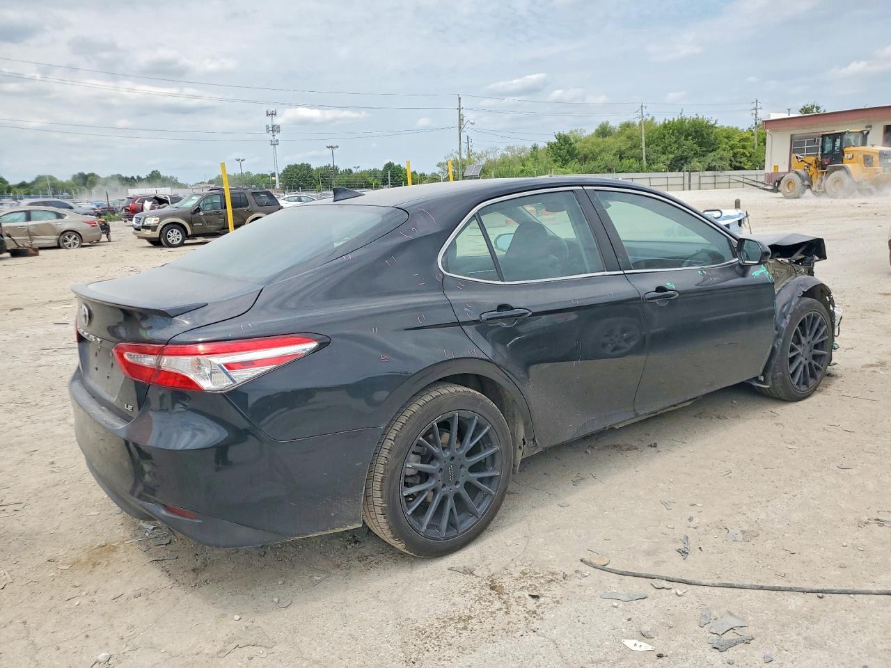 2020 Toyota Camry Le - Фото 3