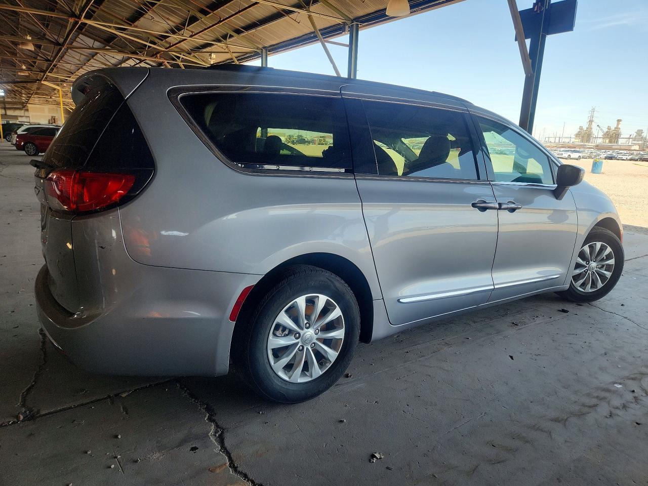 2017 Chrysler Pacifica Touring L - Image 3