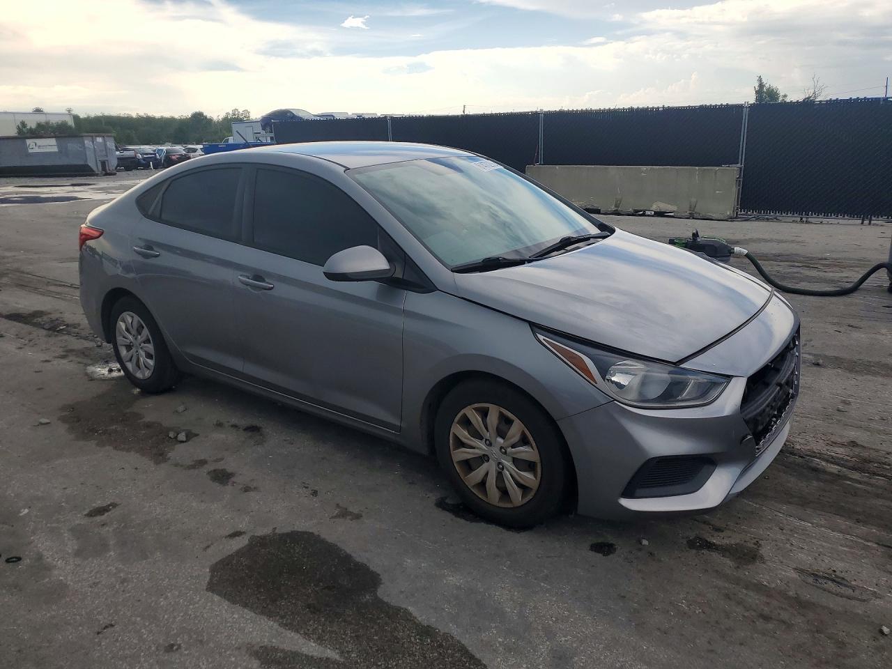 2021 Hyundai Accent Se - Фото 4