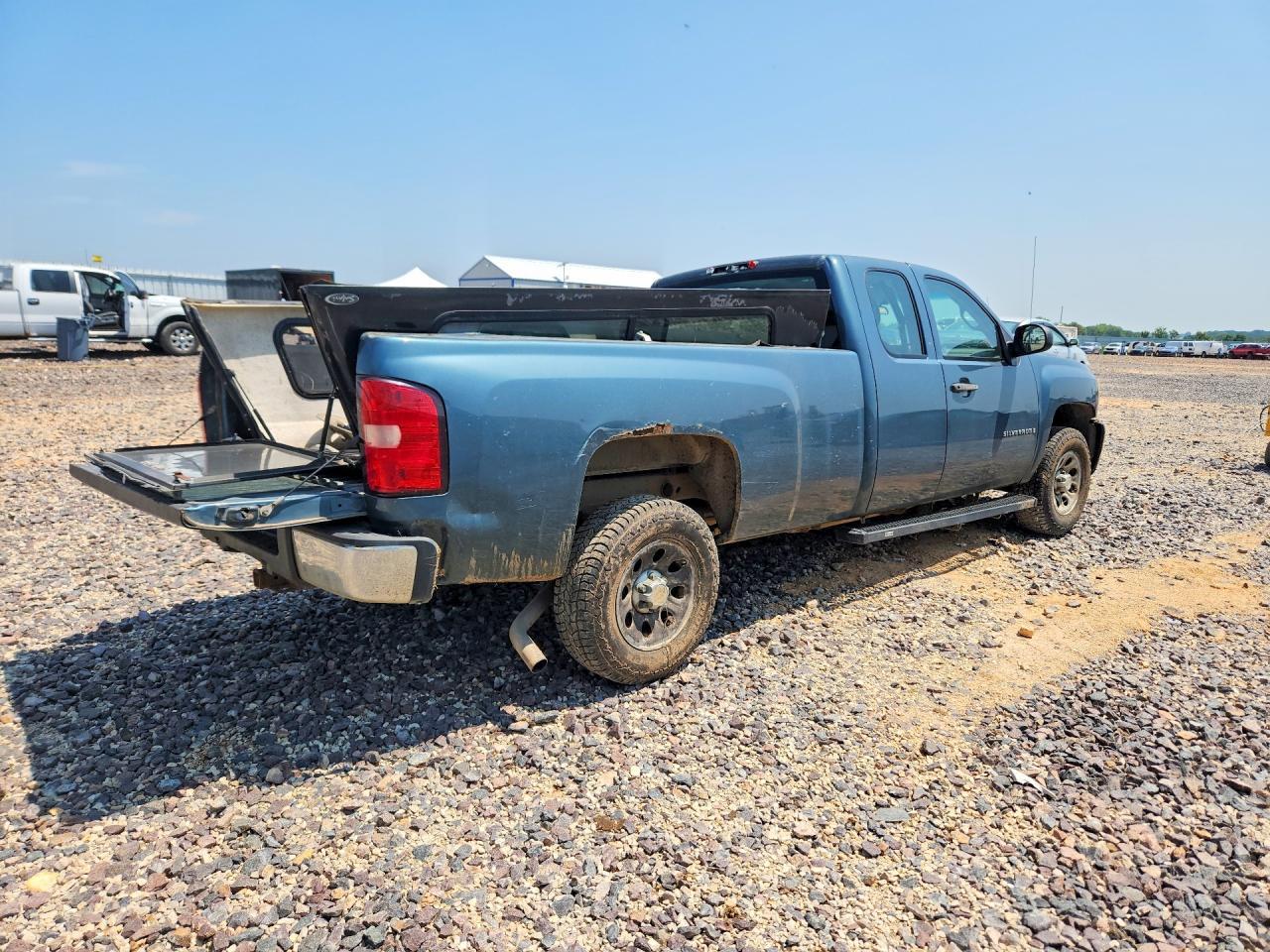 2009 Chevrolet Silverado C1500 - Image 3
