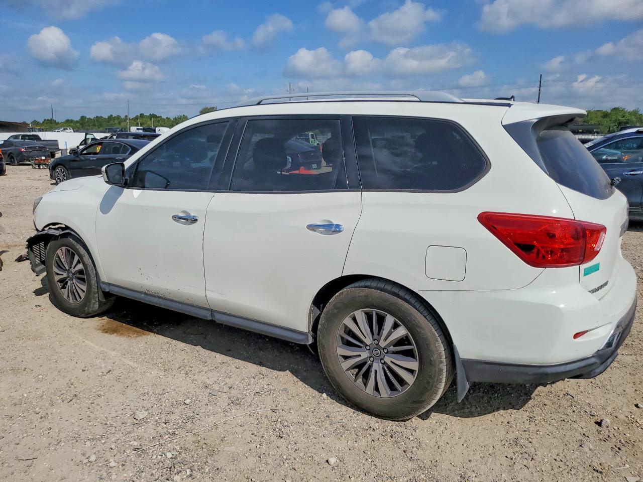 2017 Nissan Pathfinder S - Image 2