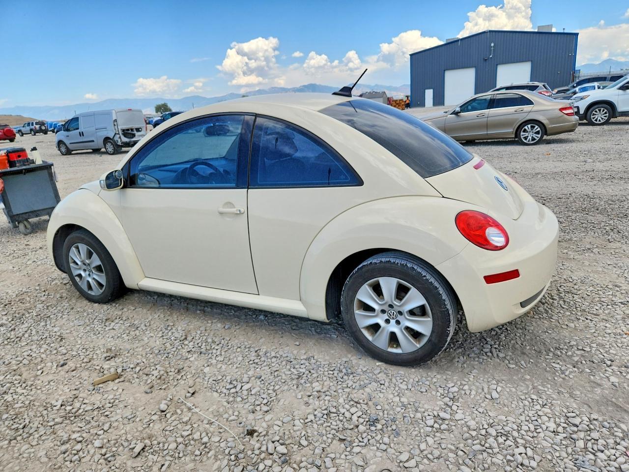 2009 Volkswagen New Beetle S - Image 2
