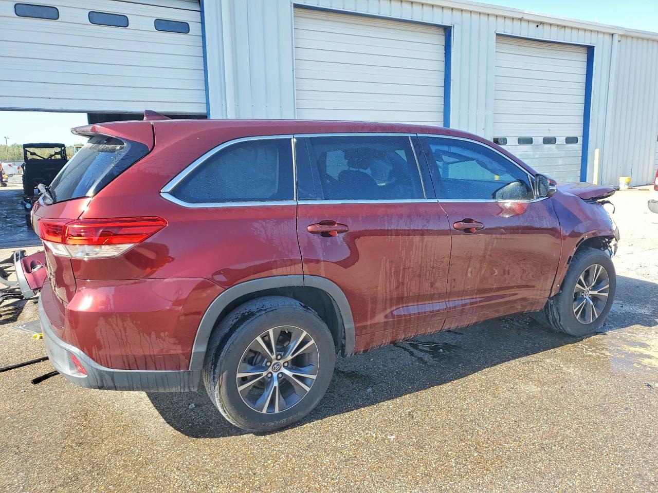 2017 Toyota Highlander Le Plus - Image 3
