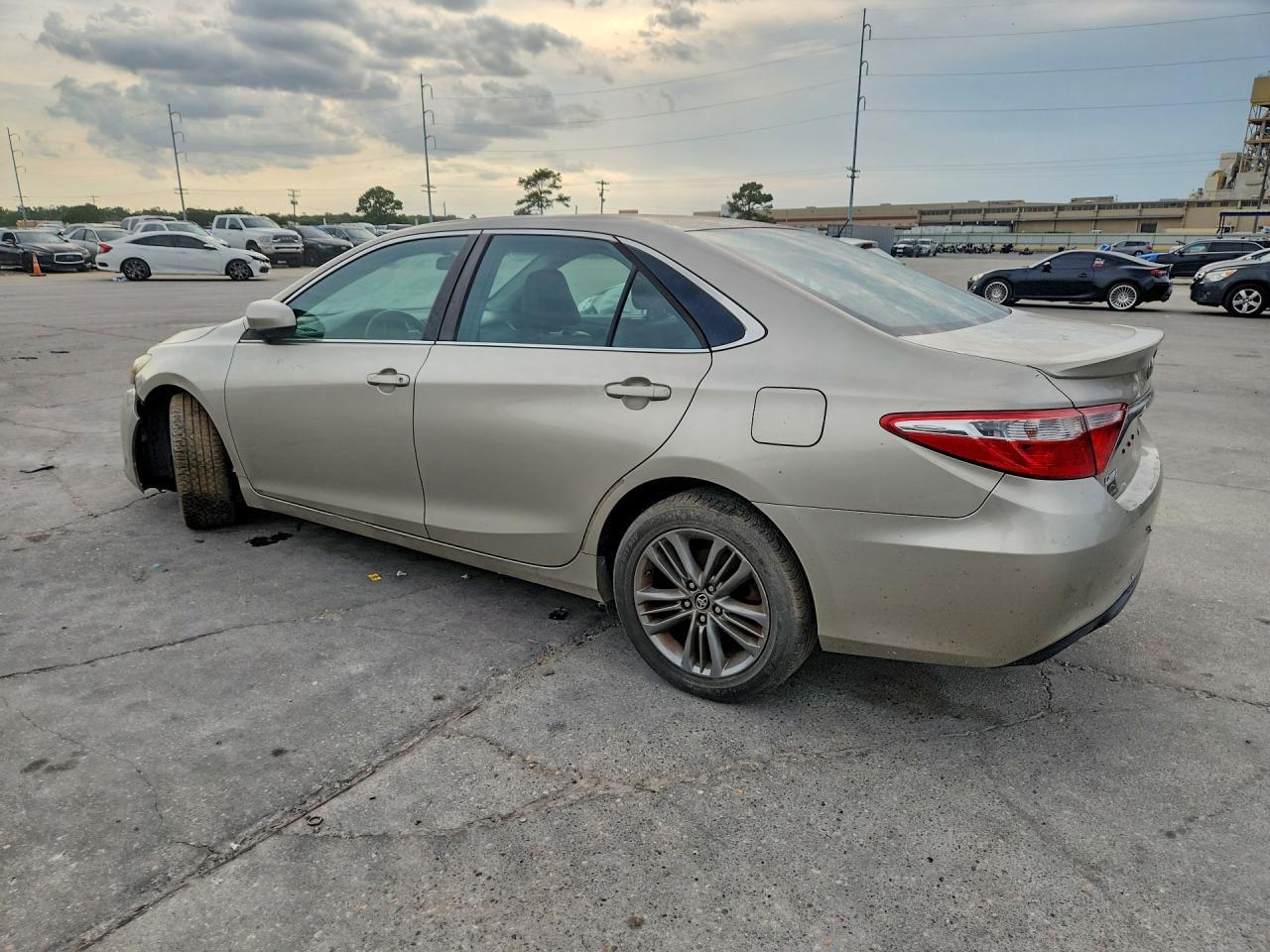 2016 Toyota Camry Se - Фото 2