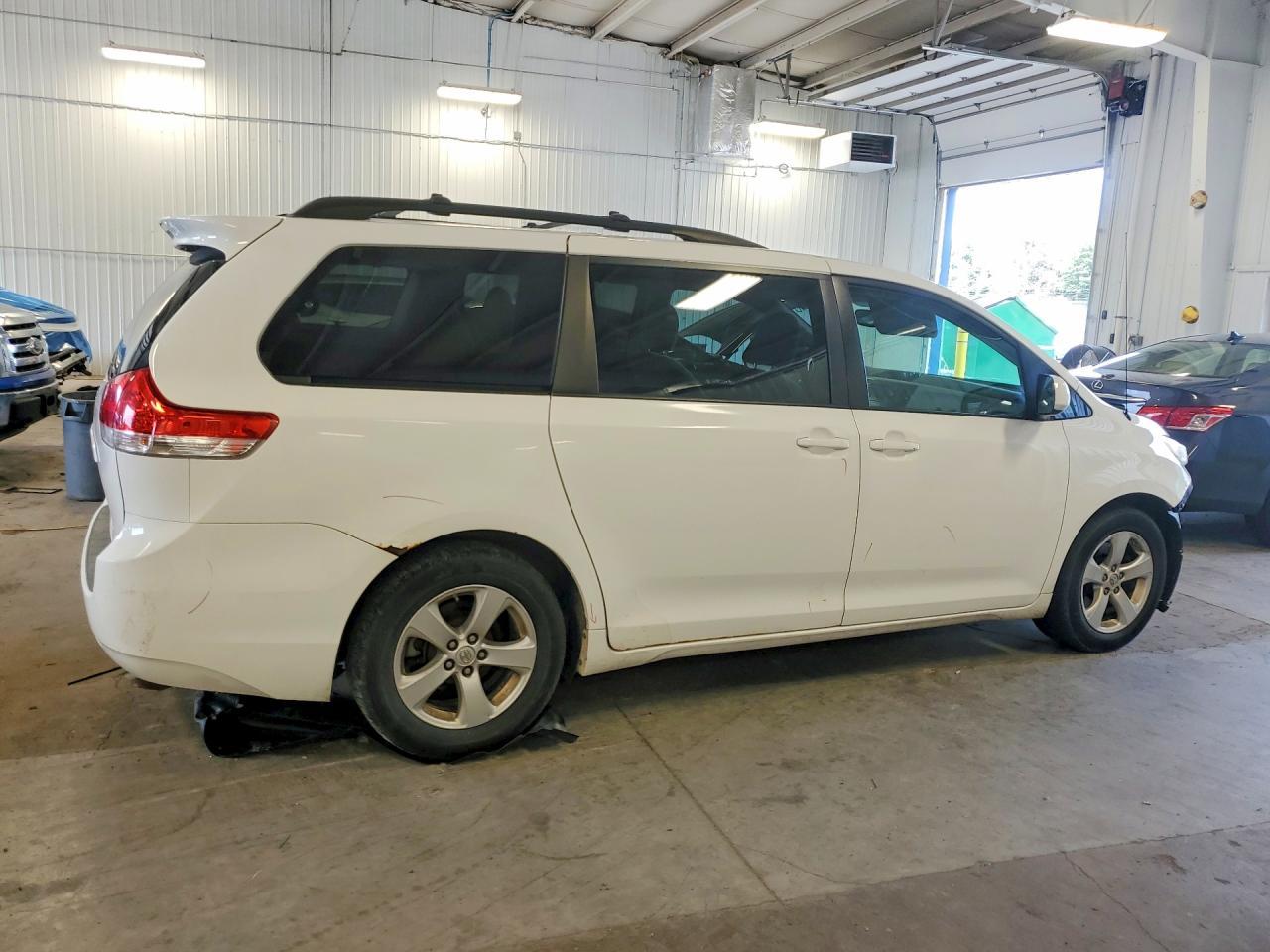 2013 Toyota Sienna Le - Фото 3
