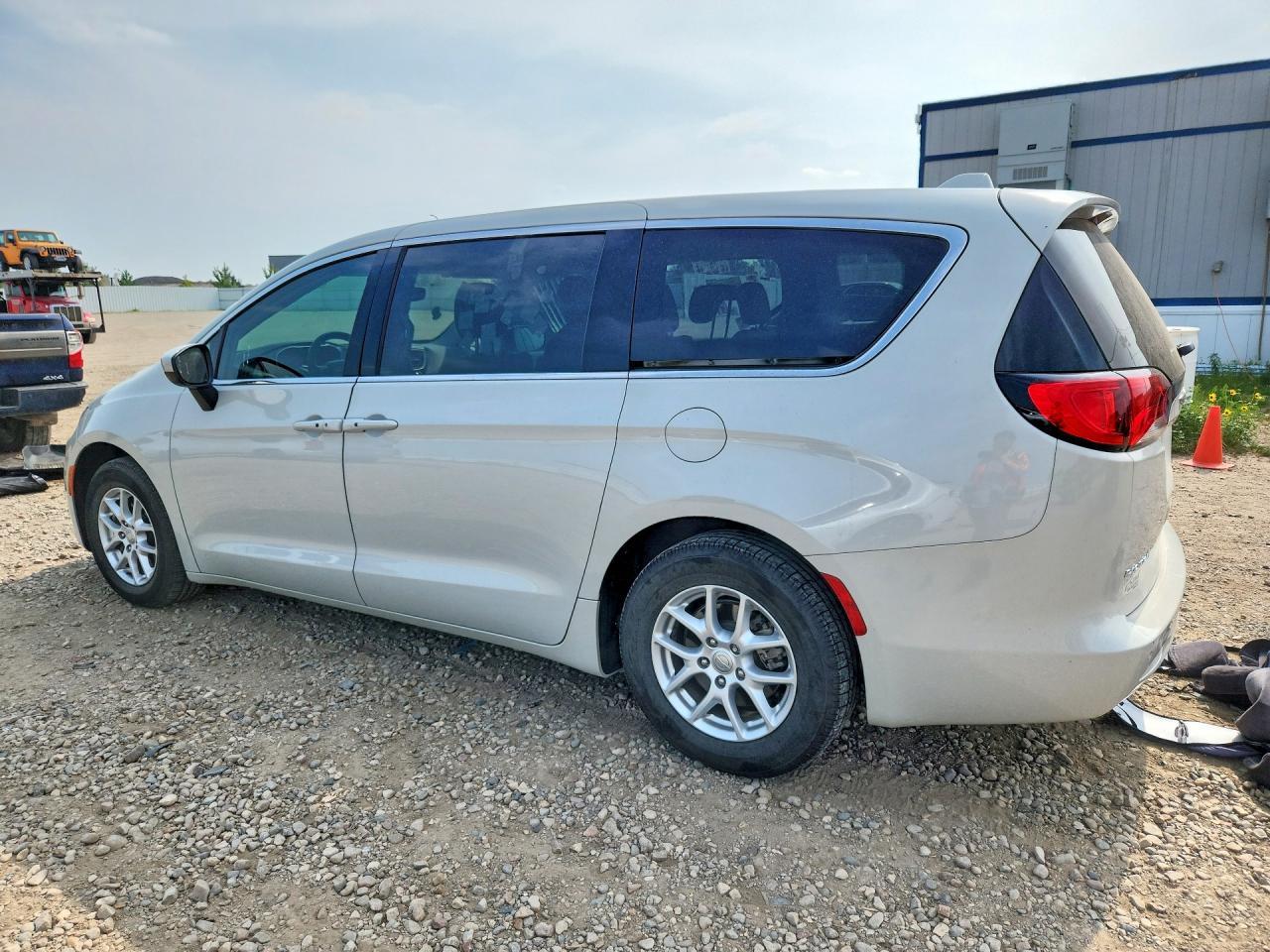 2017 Chrysler Pacifica Touring - Image 2