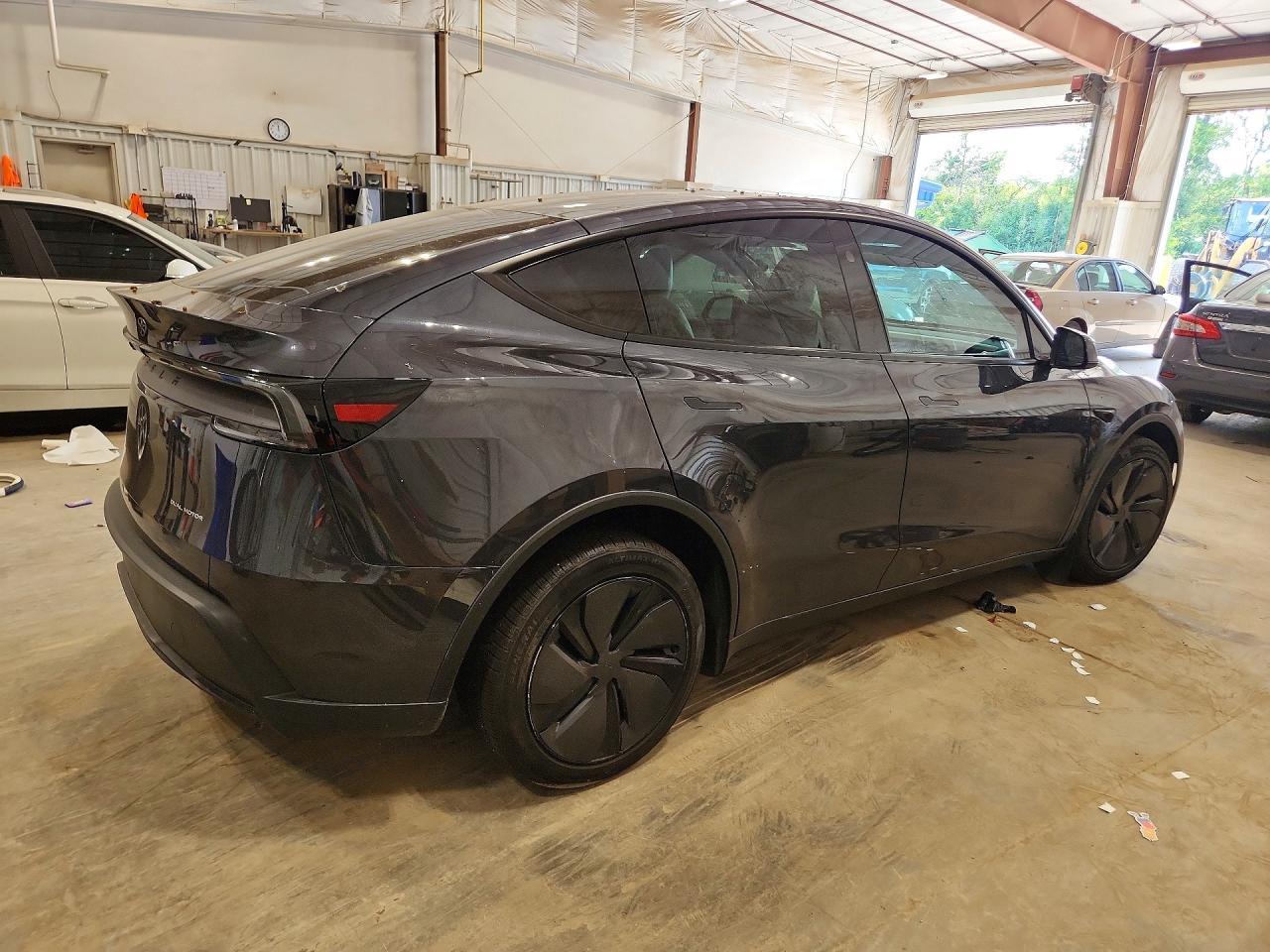 2026 Tesla Model Y - Фото 3
