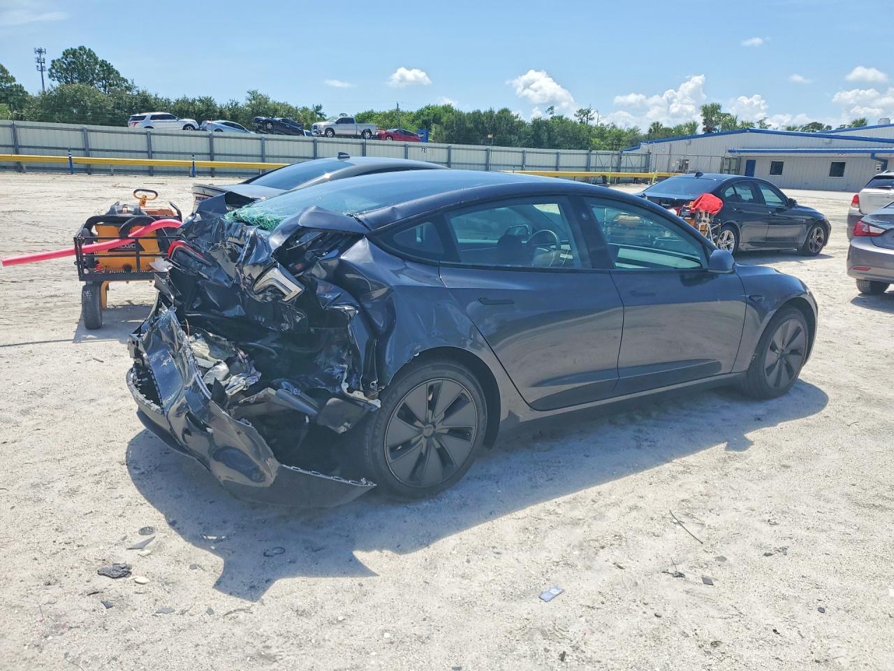2025 Tesla Model 3 - Фото 3