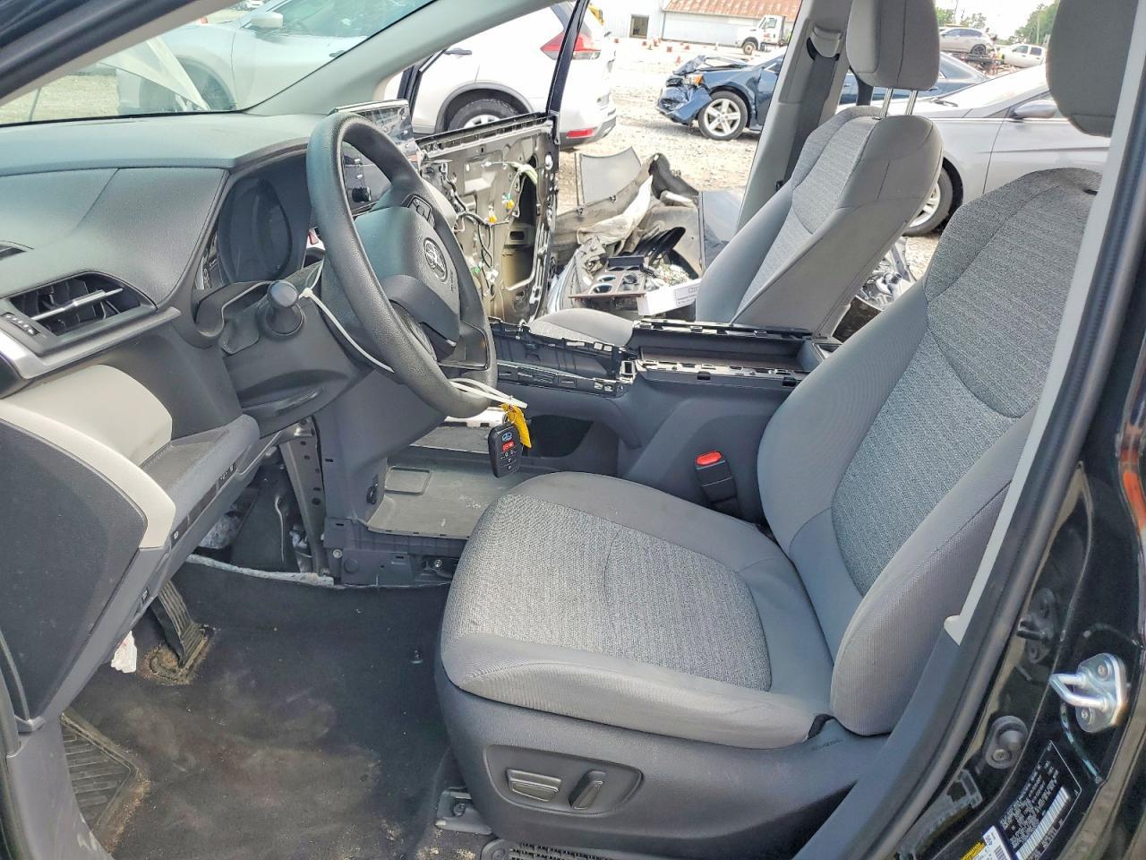 2022 Toyota Sienna Le - Фото 7