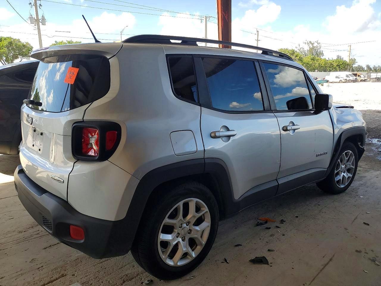 2017 Jeep Renegade Latitude - Image 3