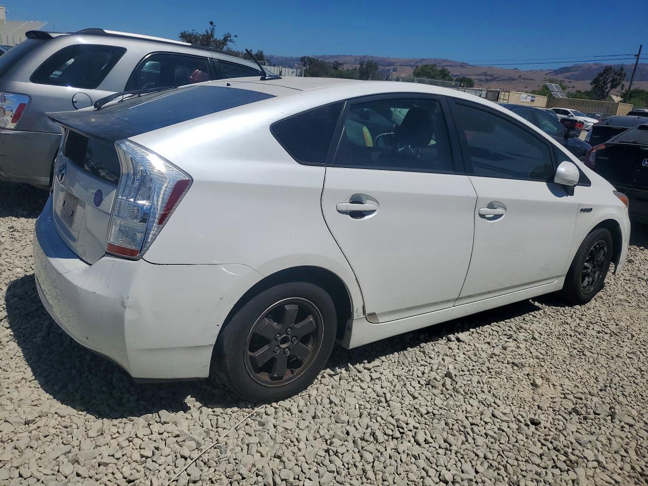 2011 Toyota Prius Three - Фото 3