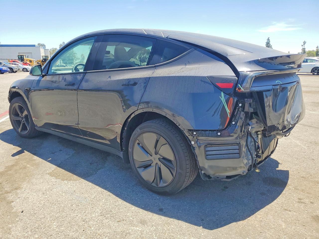 2026 Tesla Model Y - Фото 2