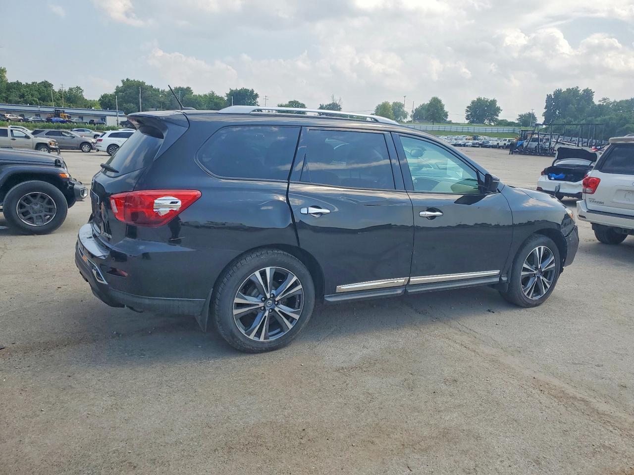 2017 Nissan Pathfinder Platinum - Image 3