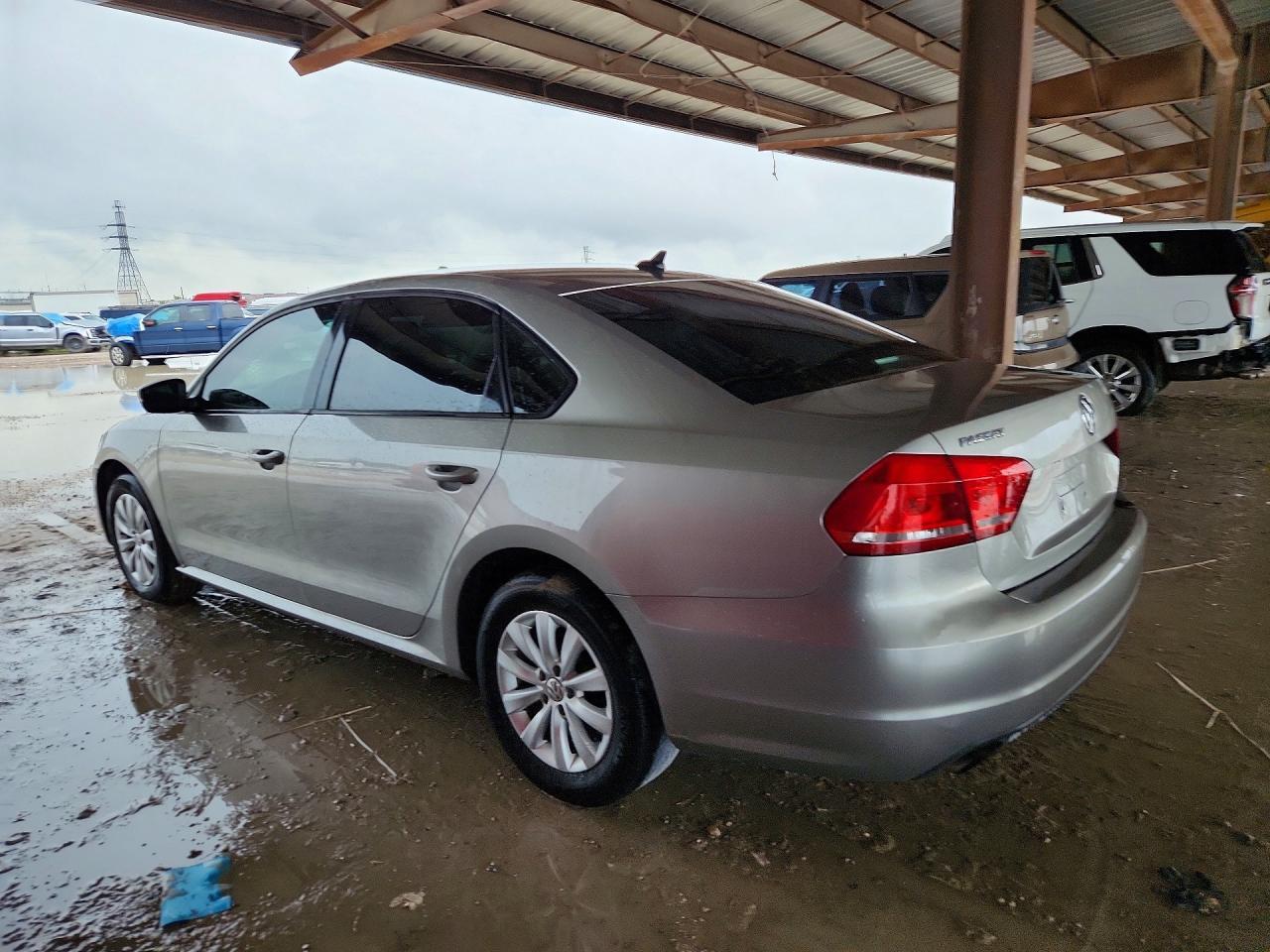 2014 Volkswagen Passat S - Фото 2