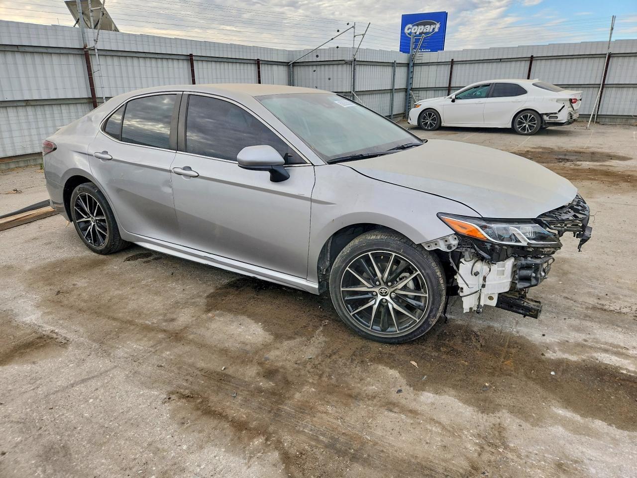 2021 Toyota Camry Se - Фото 4