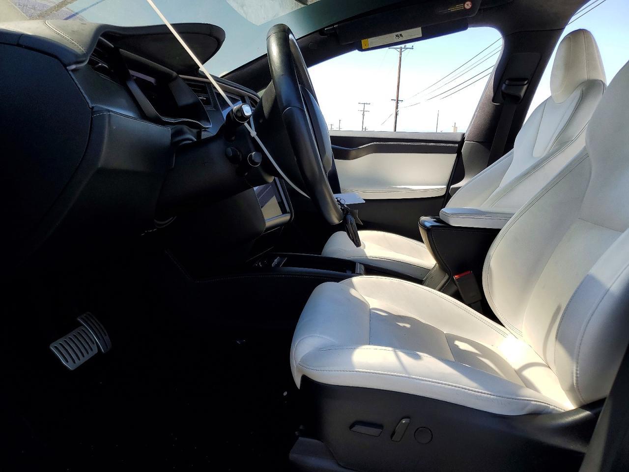 2020 Tesla Model X - Фото 7