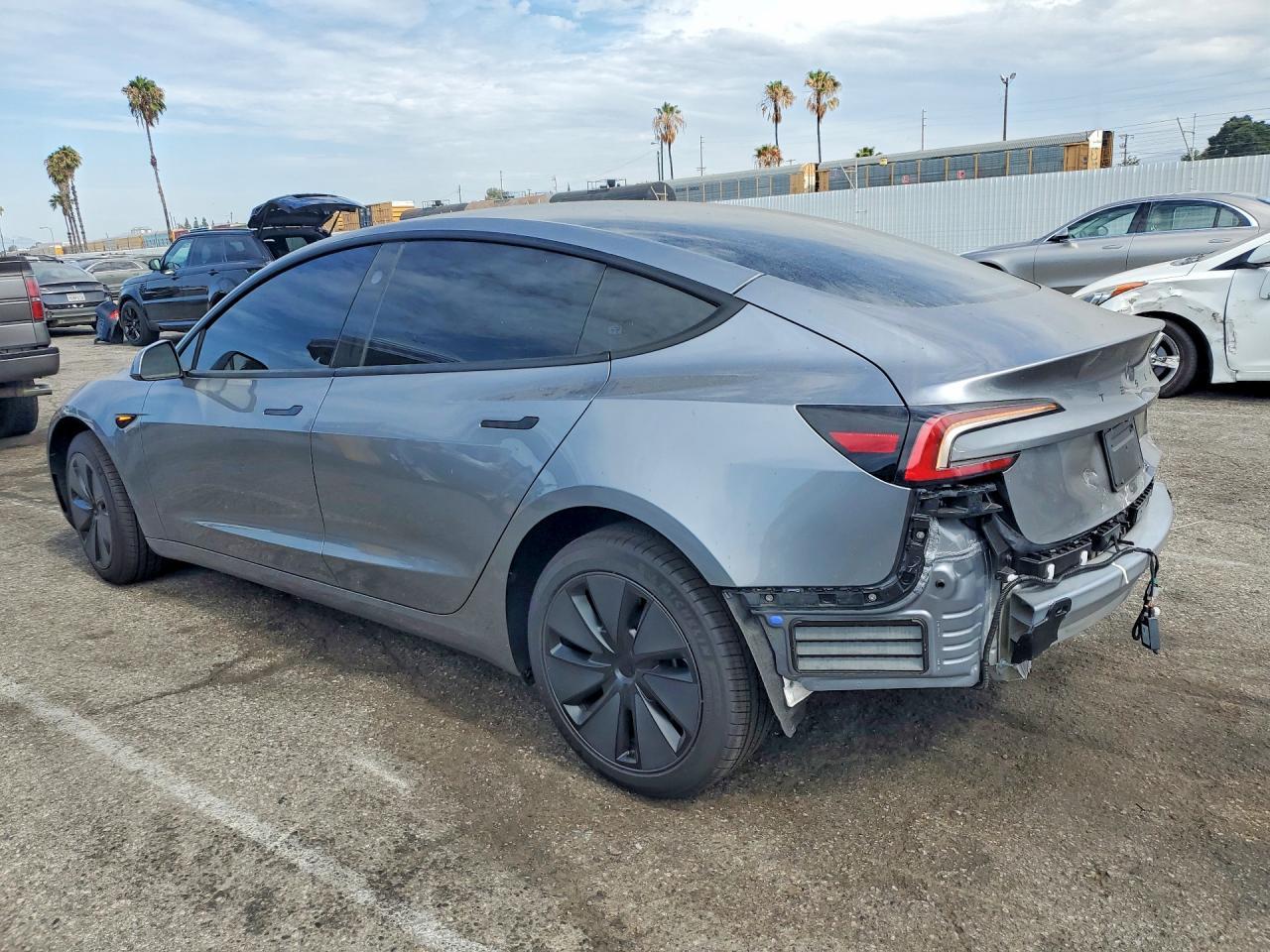 2026 Tesla Model 3 - Фото 2