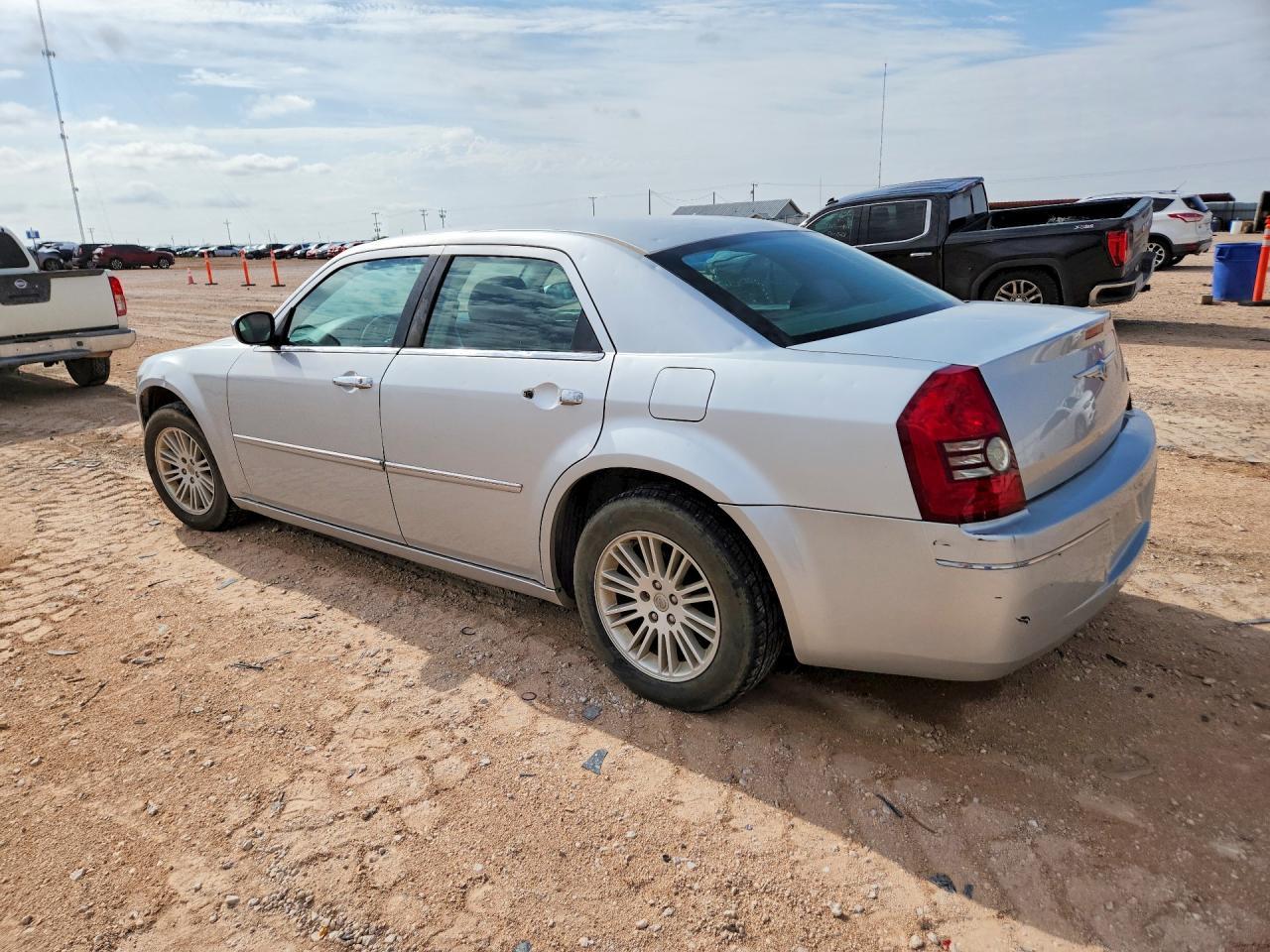 2010 Chrysler 300 Touring - Image 2