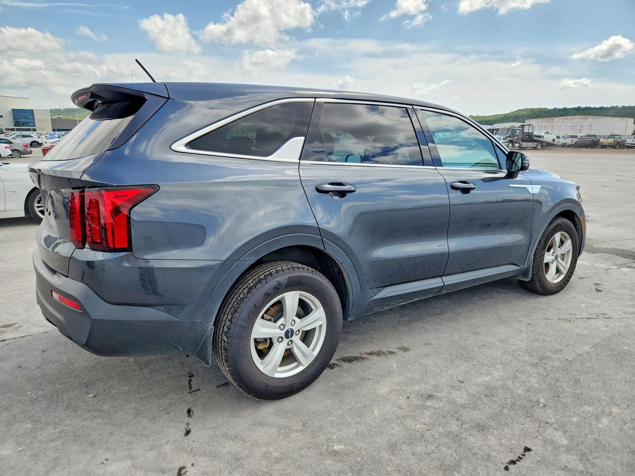 2023 Kia Sorento Lx - Image 3