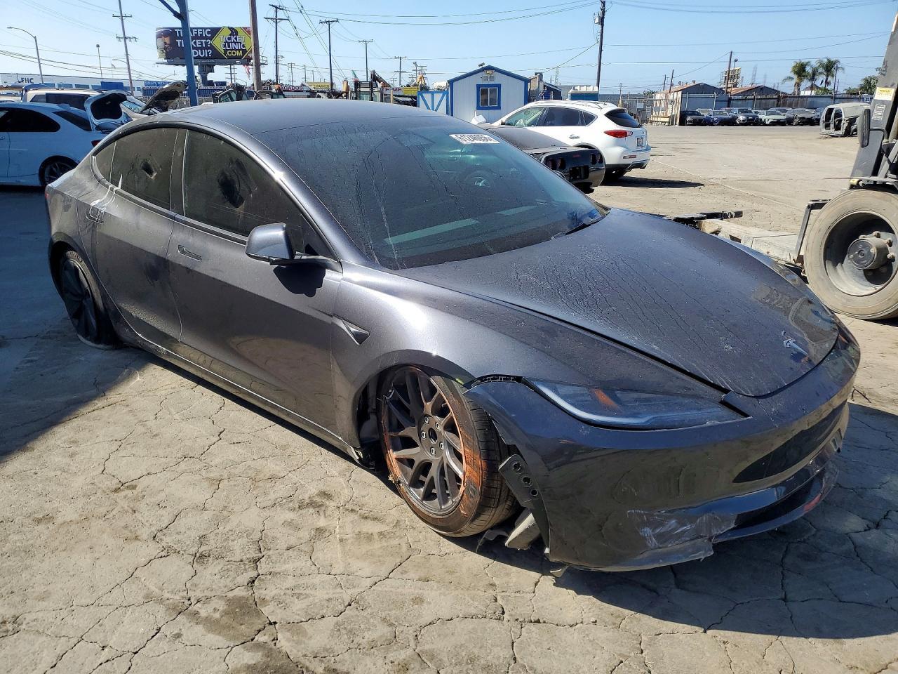 2025 Tesla Model 3 - Фото 4