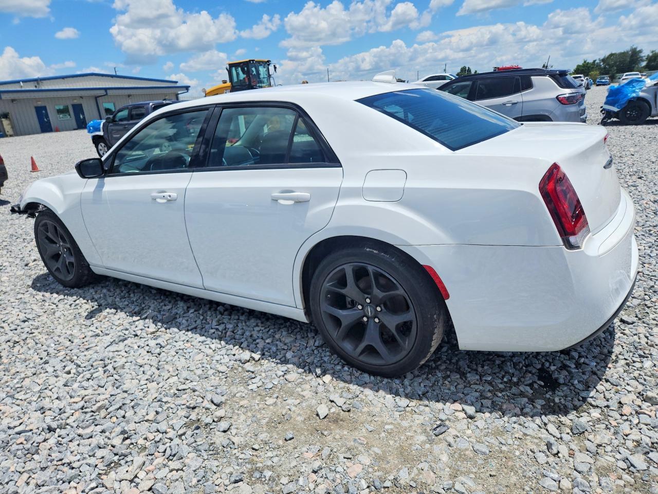 2022 Chrysler 300 Touring - Фото 2