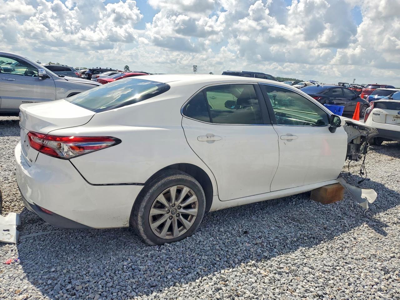 2018 Toyota Camry Le - Image 3