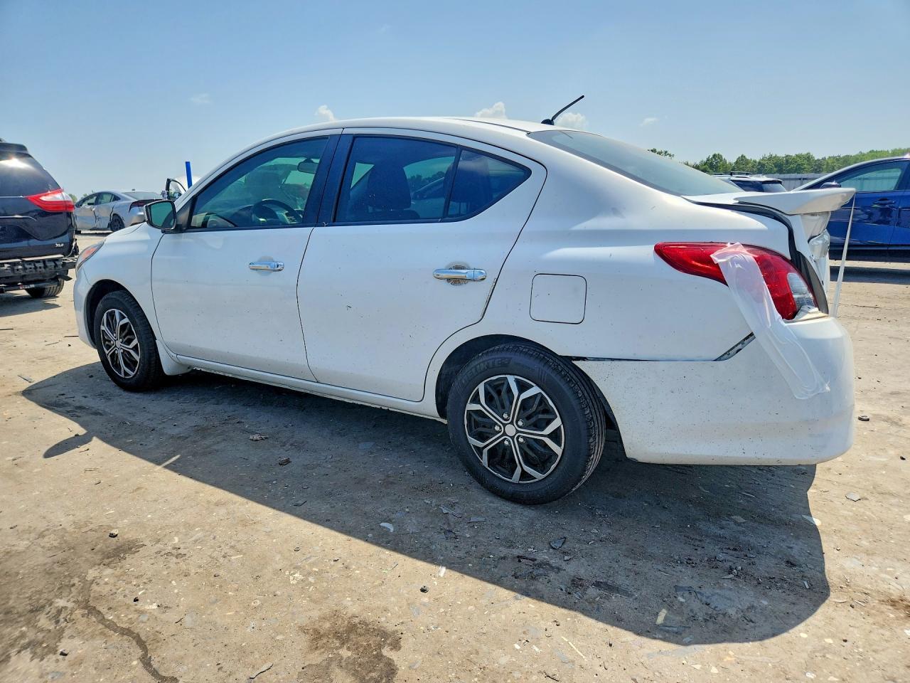2019 Nissan Versa Sv - Image 2