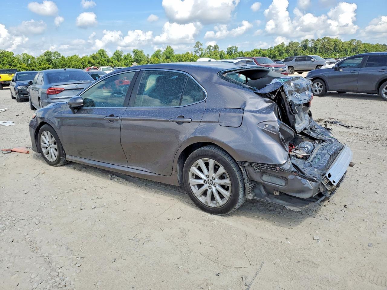2020 Toyota Camry Le - Фото 2