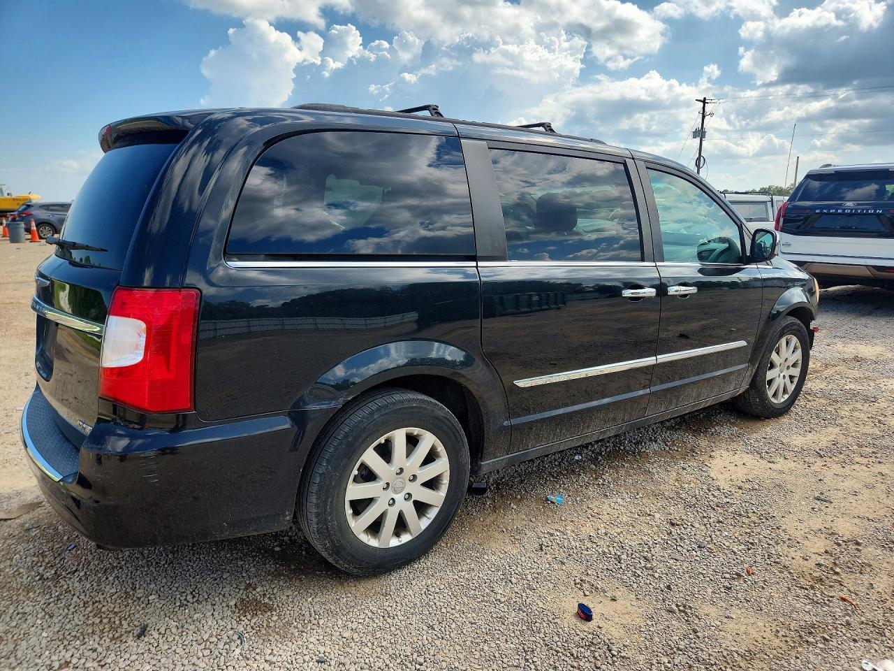 2014 Chrysler Town & Country Touring - Image 3