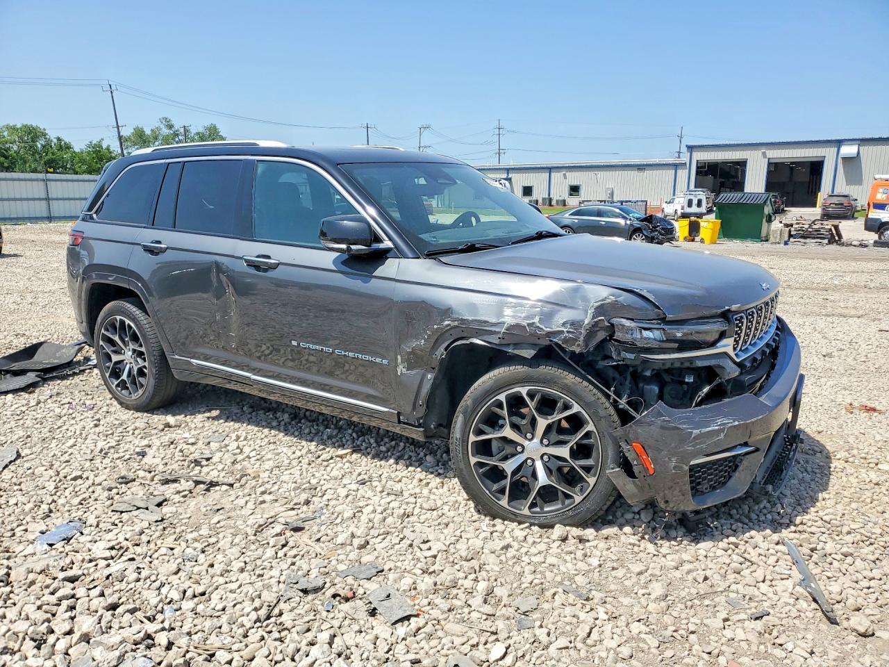 2022 Jeep Grand Cherokee Summit 4Xe - Image 4