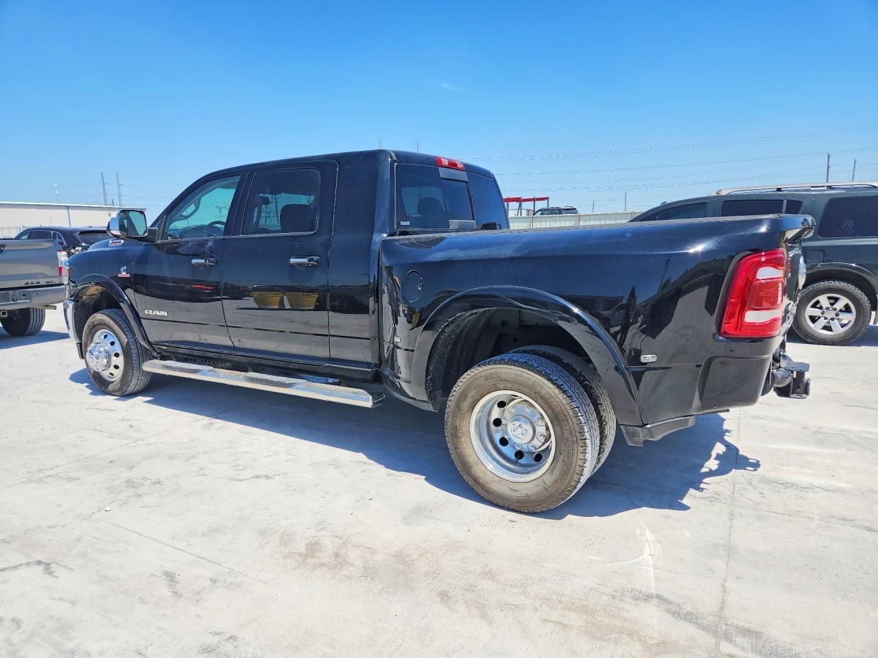2022 Ram 3500 Laramie - Фото 2
