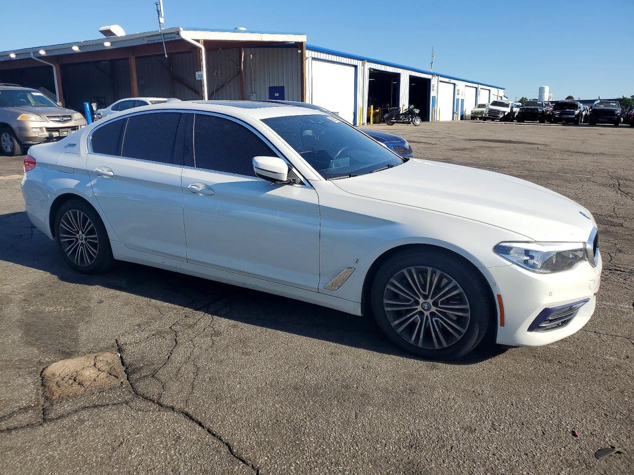 2019 BMW 530Xe - Image 4